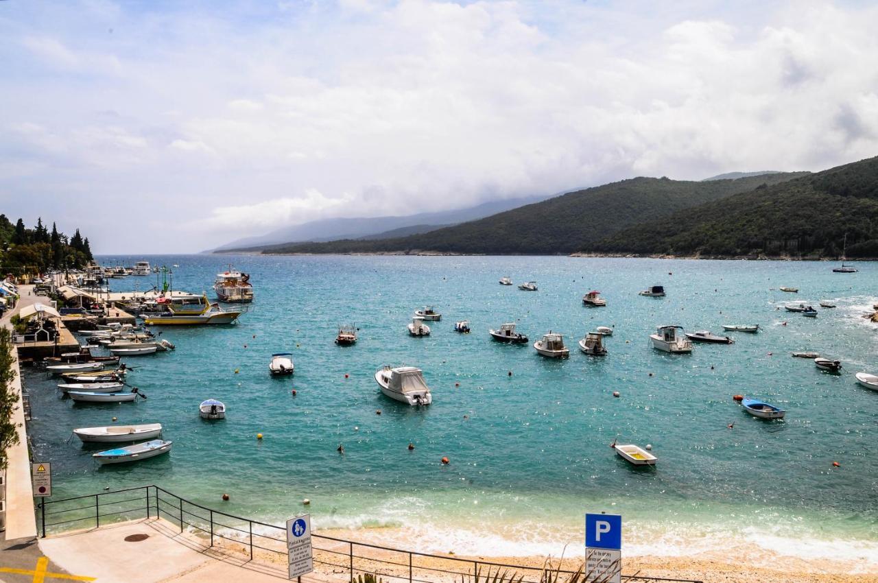 Apartman Gulliver In The Center, 10 Meters From The Sea With Private Parking In Natural Shade Rabac Eksteriør bilde