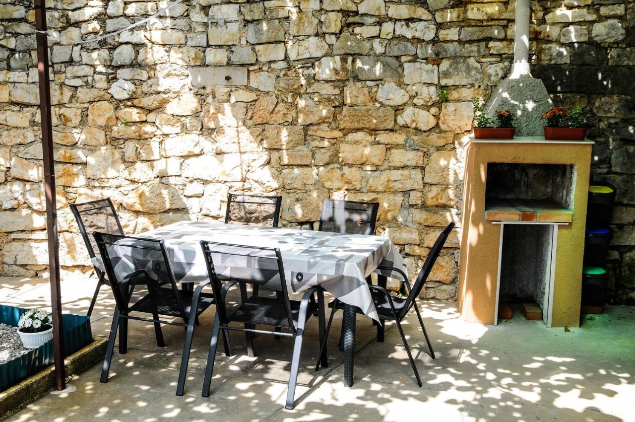 Apartman Gulliver In The Center, 10 Meters From The Sea With Private Parking In Natural Shade Rabac Eksteriør bilde