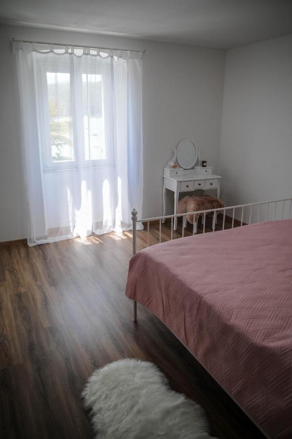 Apartman Gulliver In The Center, 10 Meters From The Sea With Private Parking In Natural Shade Rabac Eksteriør bilde