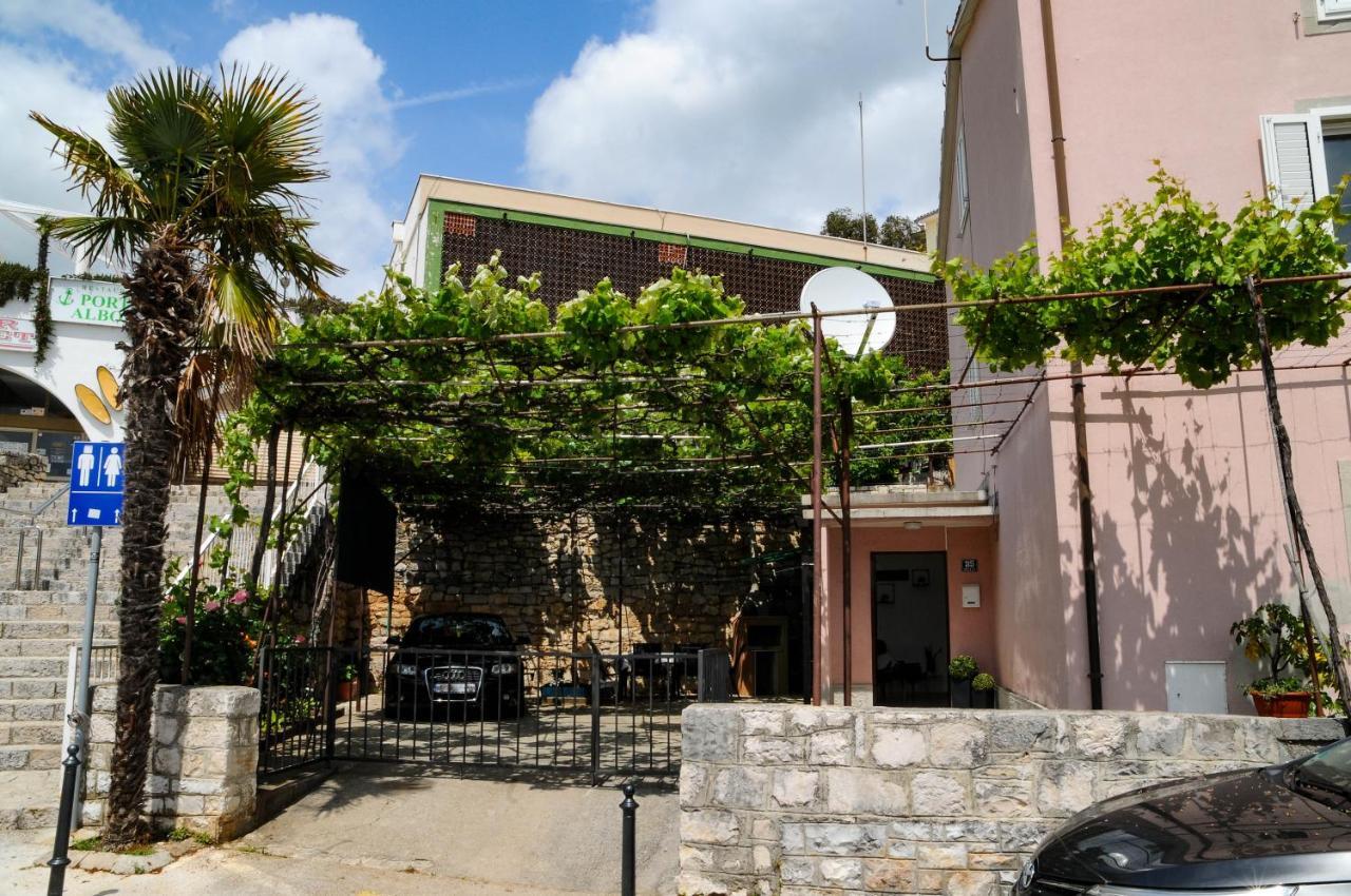 Apartman Gulliver In The Center, 10 Meters From The Sea With Private Parking In Natural Shade Rabac Eksteriør bilde